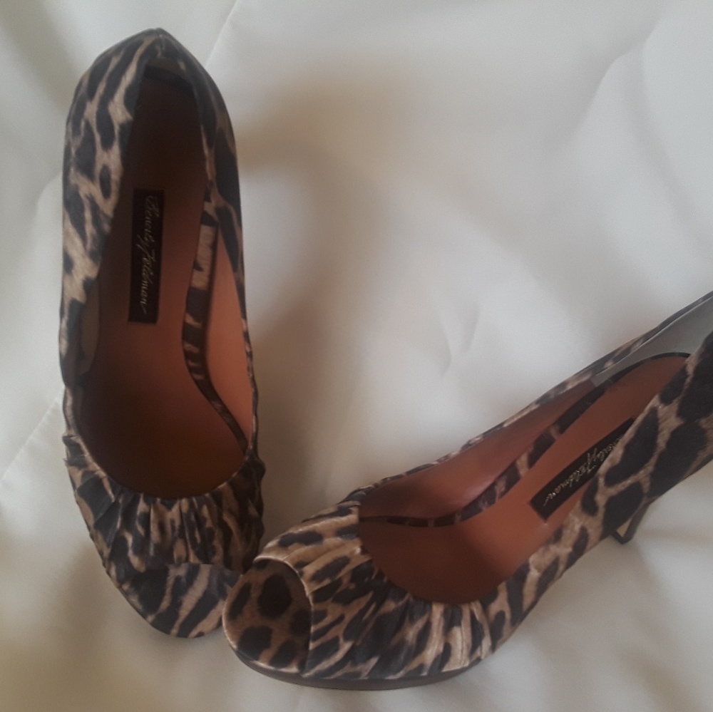 Beverly  Feldman peep-toe pump
